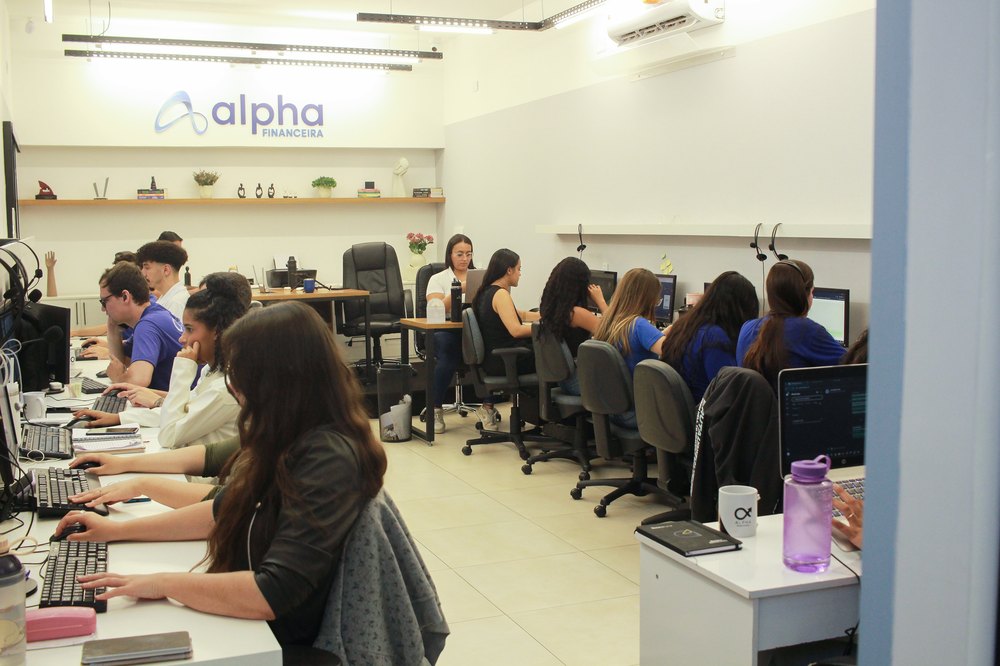 Equipe Alpha Financeira trabalhando no atendimento